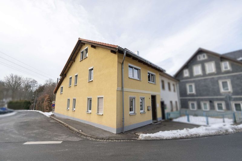 Charmantes Einfamilienhaus mit großem Garten und Potential in Schalkau!